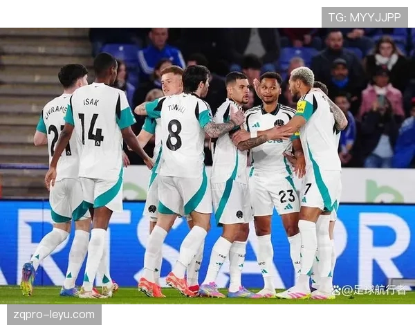 英超赛季关键战役即将开启,豪门球队争夺季后赛门票呈现激烈态势 英超赛季关键战役即将开启,豪门球队争夺季后赛门票呈现激烈态势