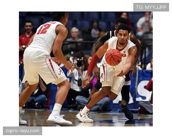 翁泓阳居然在场边喝矿泉水比打球还认真，这生活也太干净了吧？